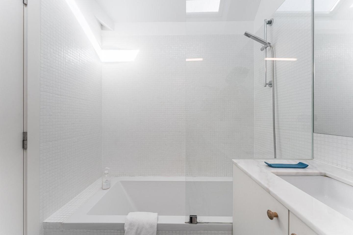 Guestready - Spacious And Modern Apt W/ Skylight Porto Bagian luar foto